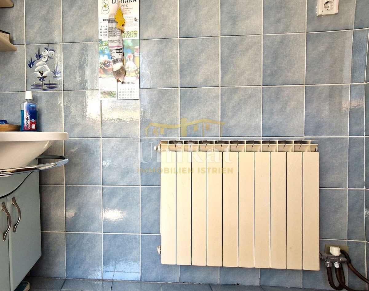 Samostojna hiša z stanovanjem, kletjo in garažo ter pogledom na morje, Buje